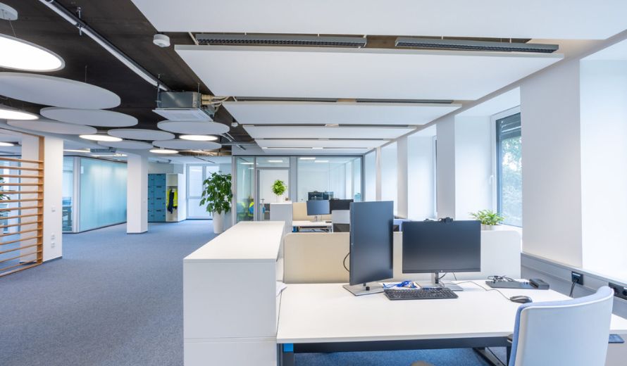 Heller Open-Space-Arbeitsbereich mit mehreren Arbeitsplaetzen für Desksharing