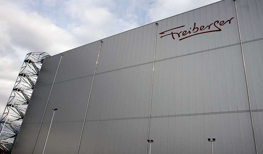 Neues Tiefkuehllager in Silobauweise mit dämmenden Paneelen